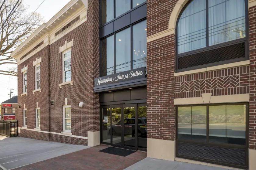 Hampton Inn & Suites Huntington Downtown - Image 1