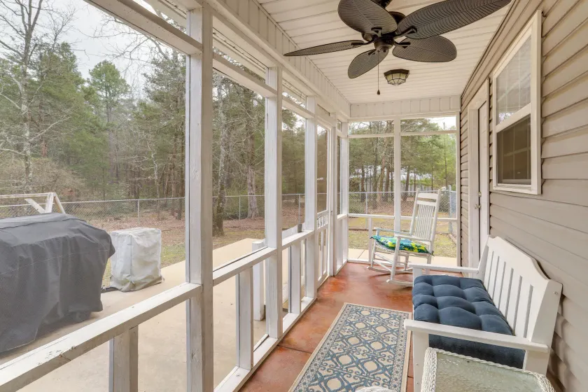 3 Mi to Greers Ferry Lake: Home w/ Screened Patio - Image 1