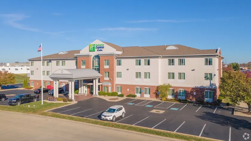 Holiday Inn Express Hotel & Suites Cincinnati-Blue Ash by IHG - Image 1
