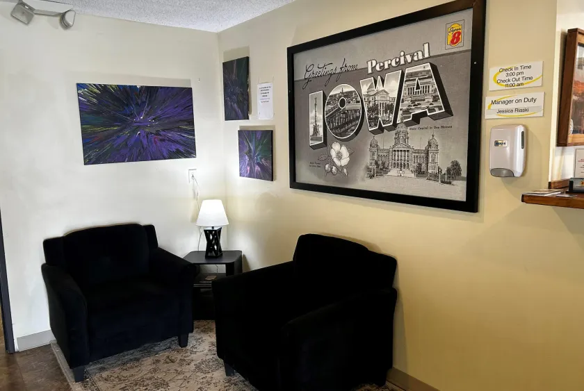 Super 8 by Wyndham Nebraska City - Image 1