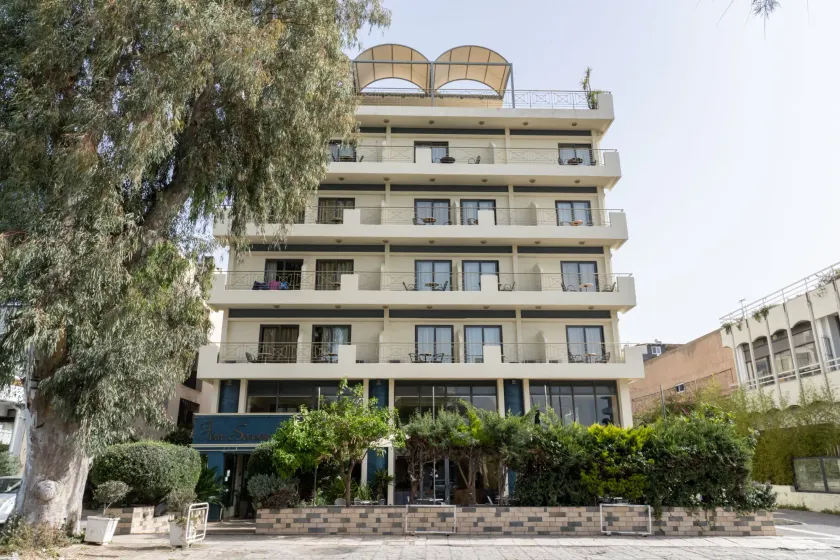 Four Seasons Hotel - Image 1