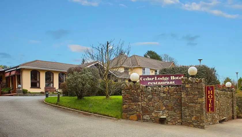 The Cedar Lodge Hotel and Restaurant - Image 1