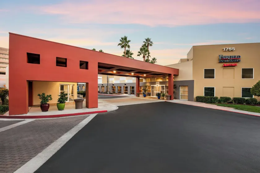 Fairfield Inn and Suites by Marriott San Jose Airport - Image 1