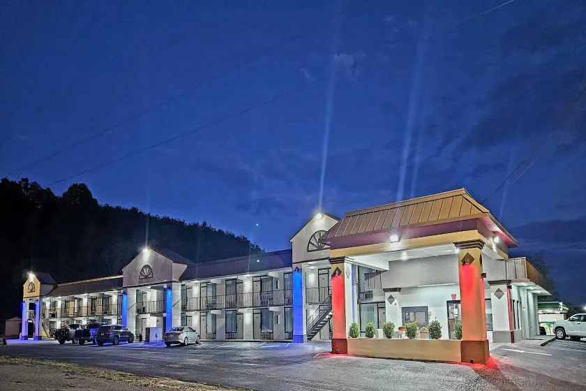 Super 8 by Wyndham Marion NC - Image 1