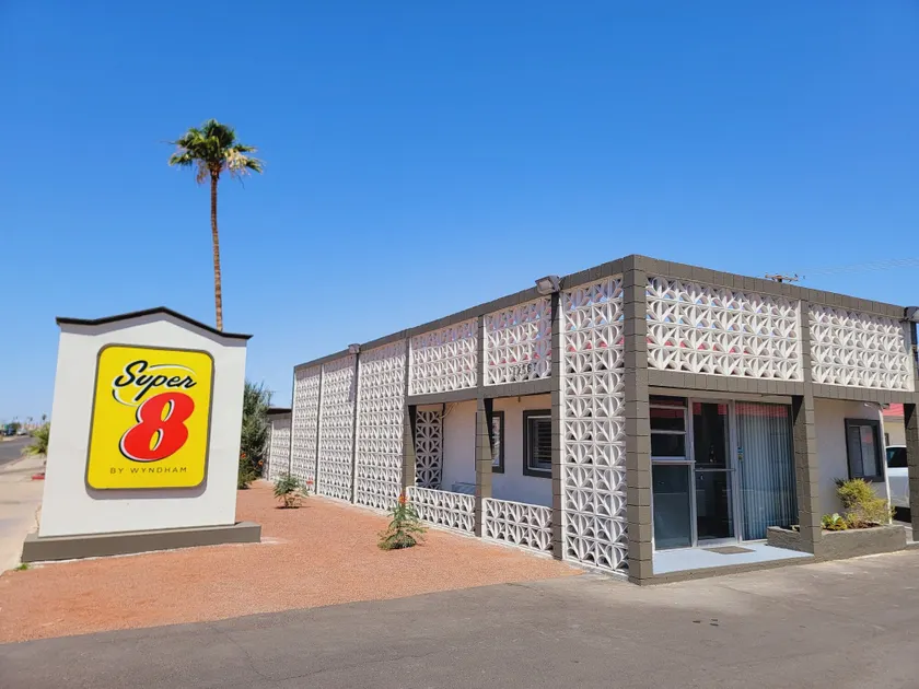 Super 8 by Wyndham El Centro North - Image 1