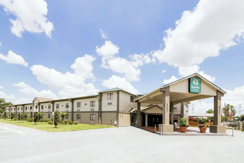 Quality Suites Houston Hobby Airport - Image 1