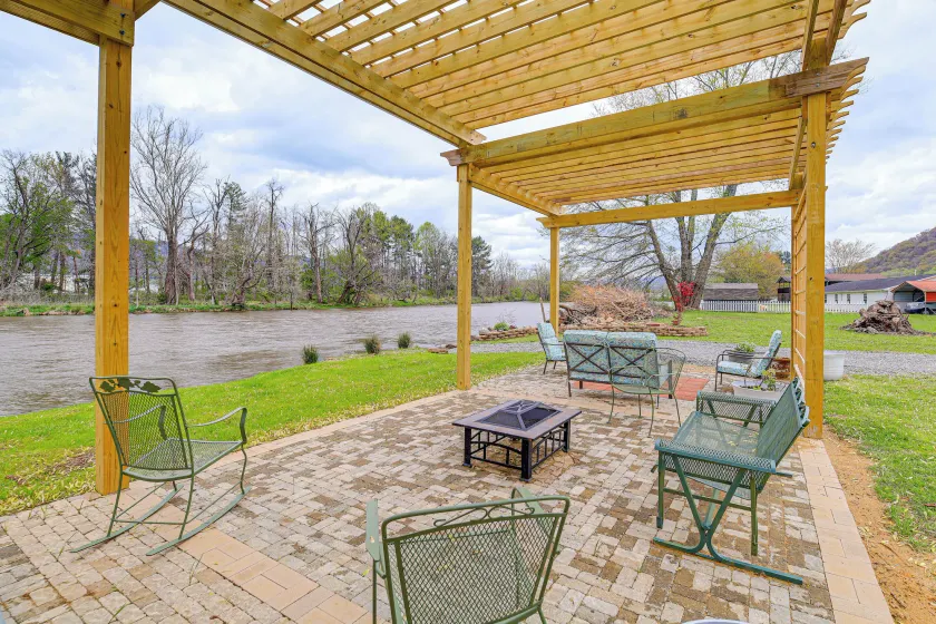 Riverfront Tennessee Retreat w/ Patio & Boat Ramp! - Image 1