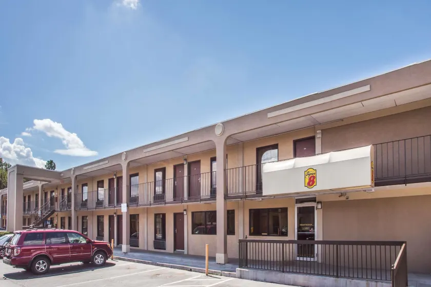 Super 8 by Wyndham Camp Springs/Andrews AFB DC Area - Image 1