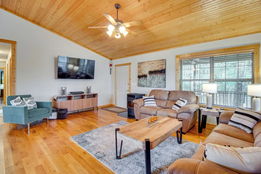 Norfork Lake Access: Cabin w/ Deck & Water View! - Image 1