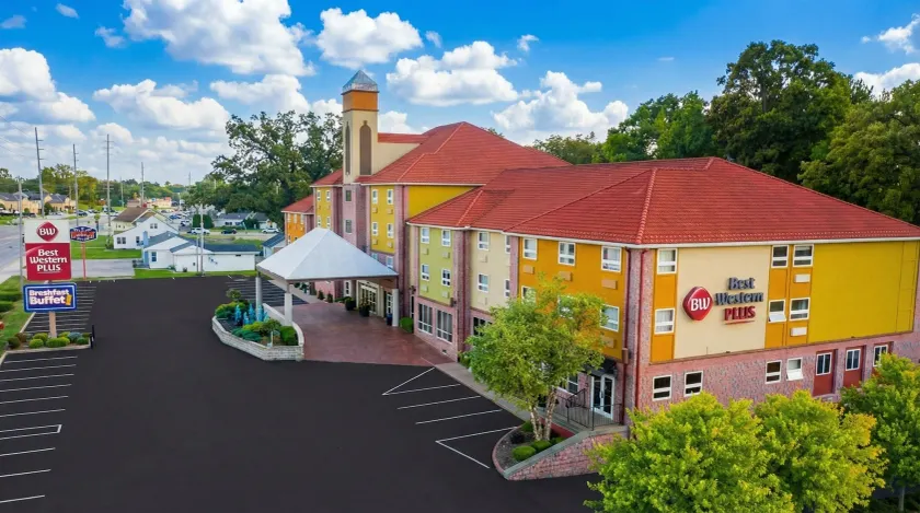 Best Western Plus Sandusky Hotel & Suites - Image 1