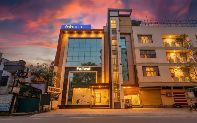Townhouse Z Square Mall Formerly The Mall Road Inn - Image 1