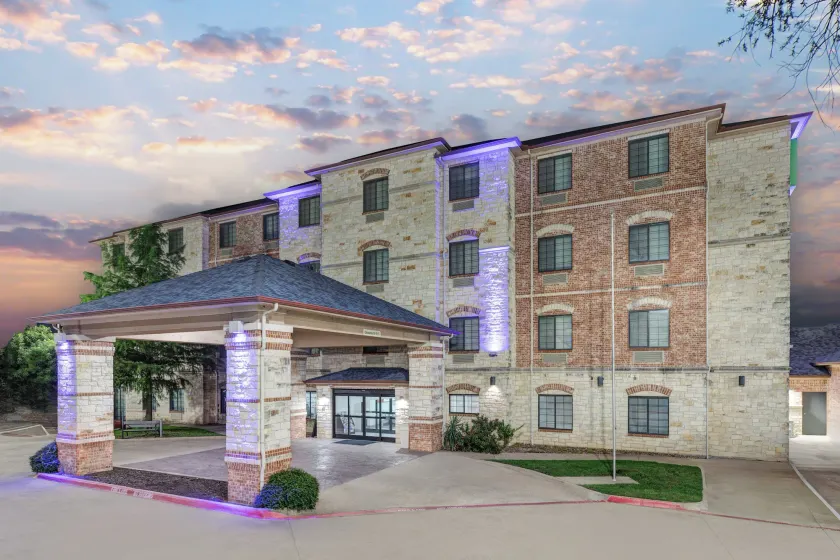 Holiday Inn Express and Suites Granbury by IHG - Image 1