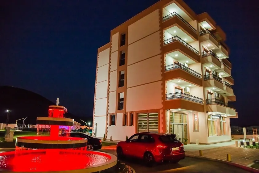 Hotel Oasis - Image 1