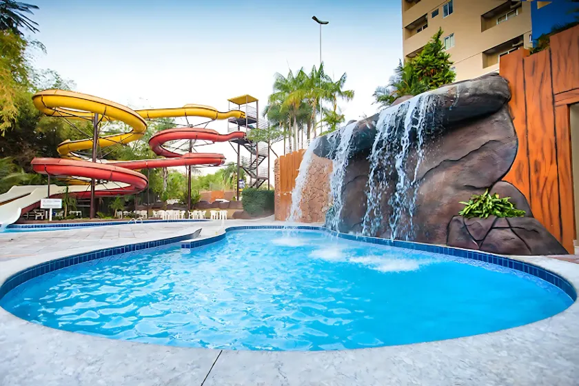 Águas Termais Naturais Piscinas Quentes 24 horas mais Acesso Incluso aos Parques Aquáticos dos Resorts Golden Dolphin Grande Hotel em Caldas Novas - Image 1