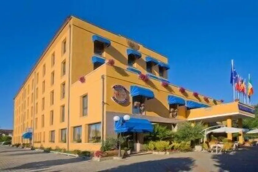 Valdenza Hotel - Image 1