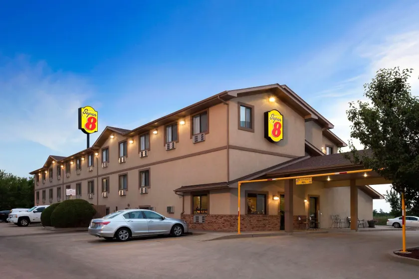 Super 8 by Wyndham Macon - Image 1