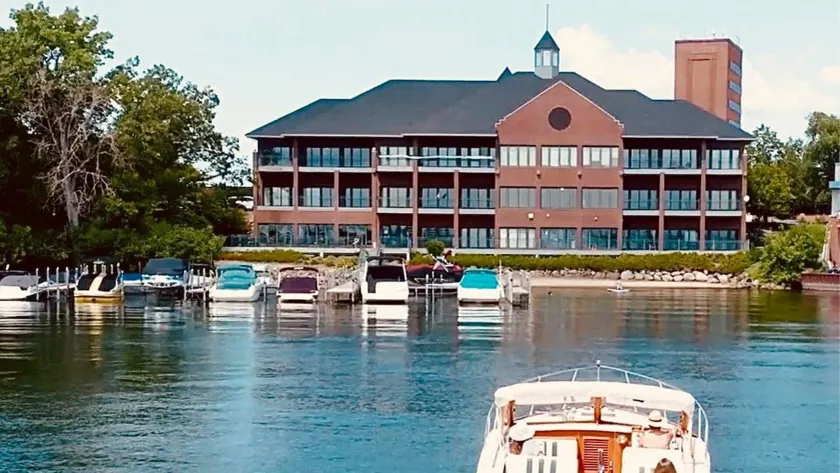 The Shoreline Hotel - Image 1