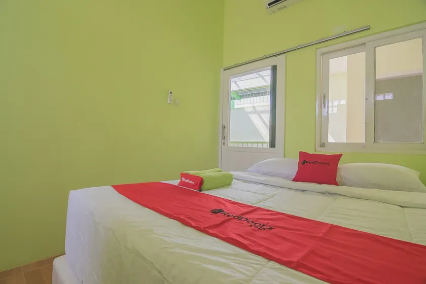 RedDoorz Syariah near Museum Wisma Karya Subang - Image 1