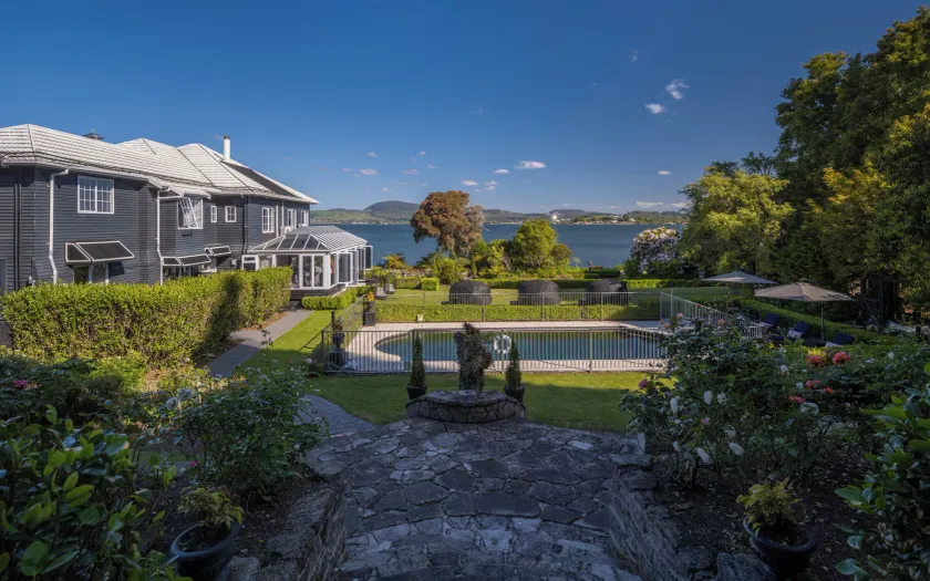 Black Swan Lakeside Boutique Hotel - Image 1
