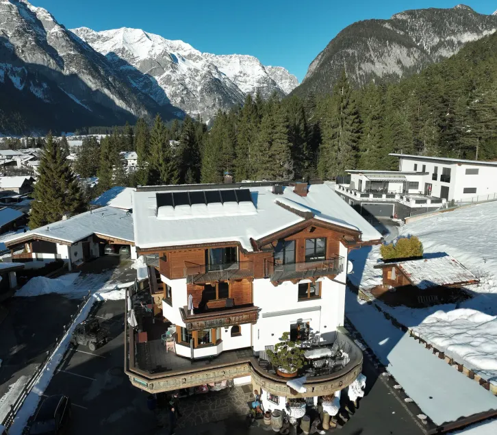 Schickster Sky Lodge und Chalet Rossi - Image 1