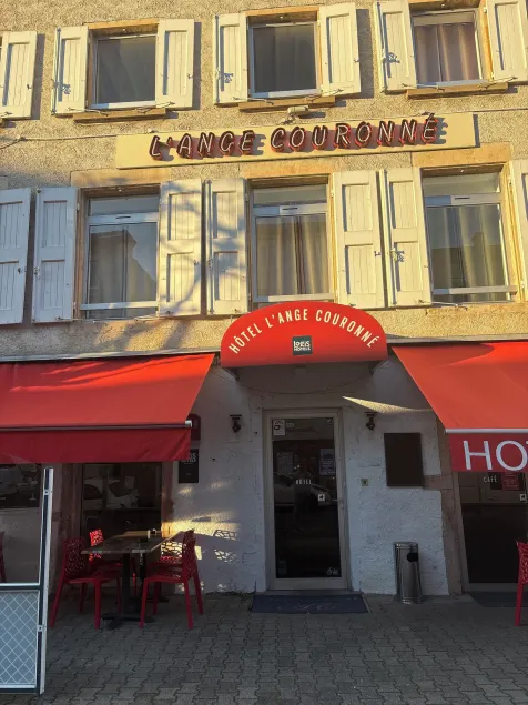 Logis Hotel L'ange Couronne - Image 1
