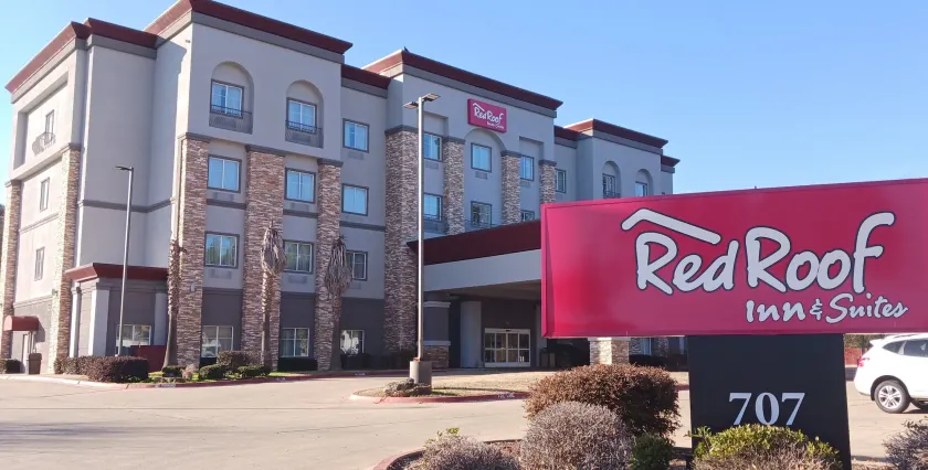 Red Roof Inn & Suites Longview - Image 1