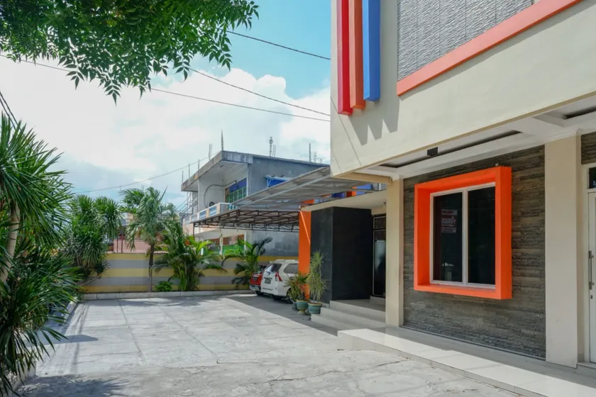 RedDoorz near Millenium Waterpark Palu - Image 1
