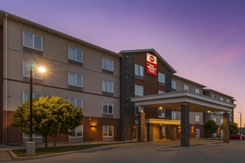Best Western Plus Winnipeg West - Image 1