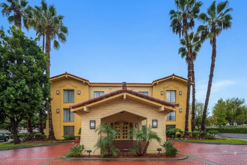 Days Inn by Wyndham San Diego Vista - Image 1