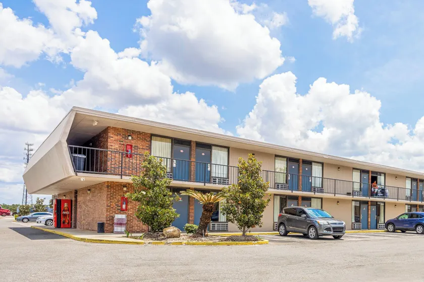OYO Stay Inn & Suites - Image 1