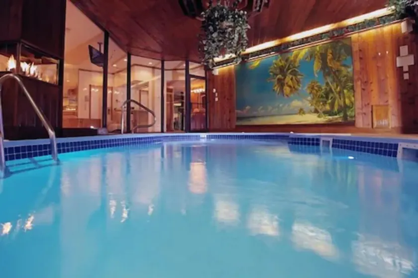Sybaris Pool Suites Mequon - Image 1