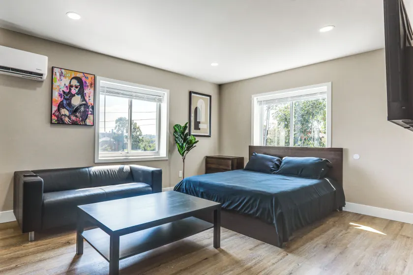 7 Mi to Dtwn! Cincinnati Couple's Escape - Image 1