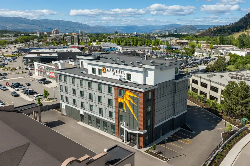 La Quinta Inn & Suites by Wyndham Kelowna BC - Image 1