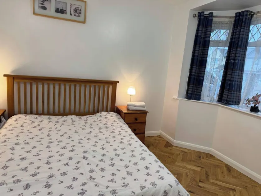 Spacious 4-bedroom Home in Ashford, Kent - Perfect for Families and Groups - Image 1