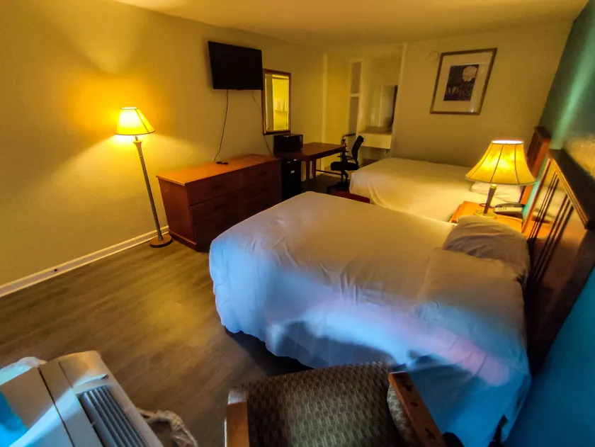 Clover Inn & Suites - Image 1