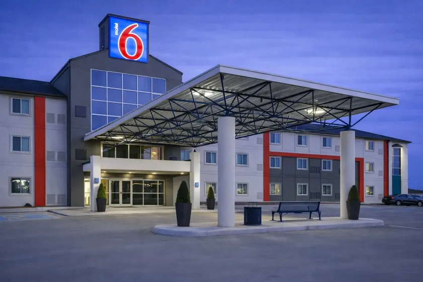 Motel 6-Saskatoon, SK - Image 1