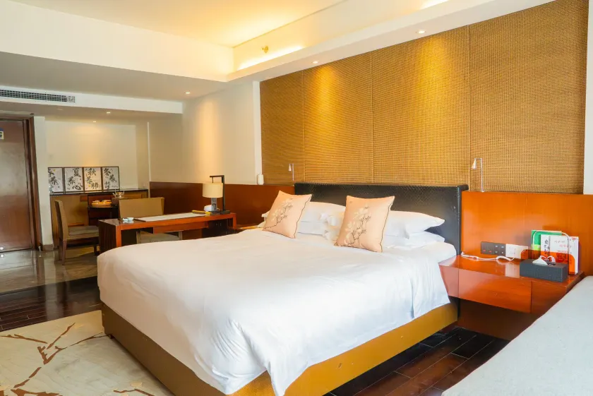 Baiyun Lakeside Hotel - Image 1