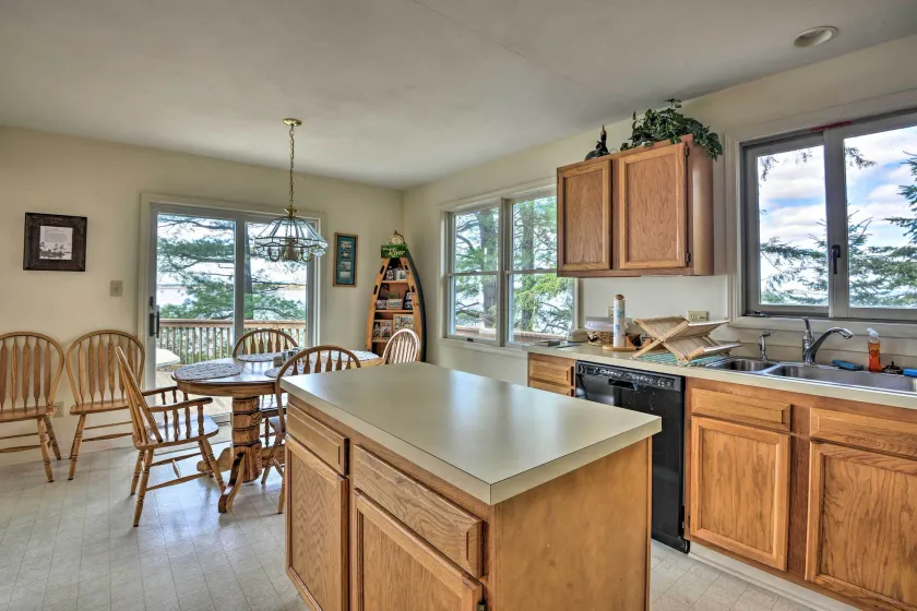 St Lawrence Waterfront Home w/ Grill and Deck! - Parte interna