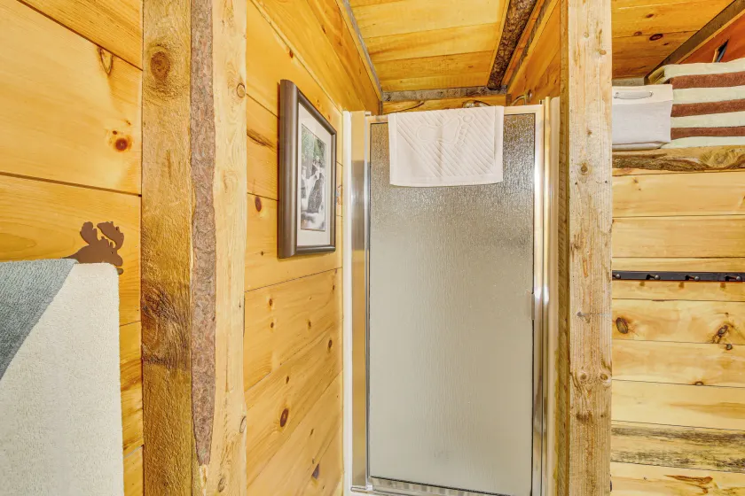 Rustic Searsport Cabin: Loft + Sunroom on 10 Acres - Interiør