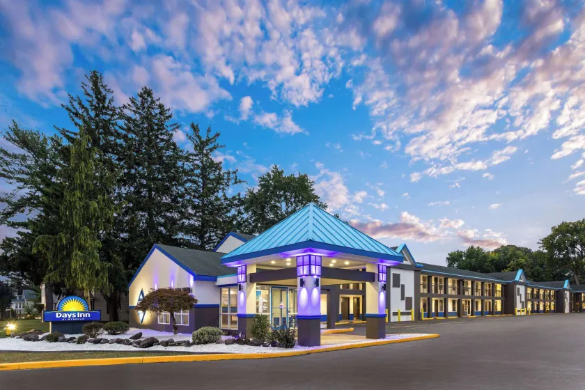 Days Inn & Suites by Wyndham Albany - Image 1