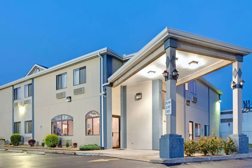 Travelodge by Wyndham St. Louis - Image 1