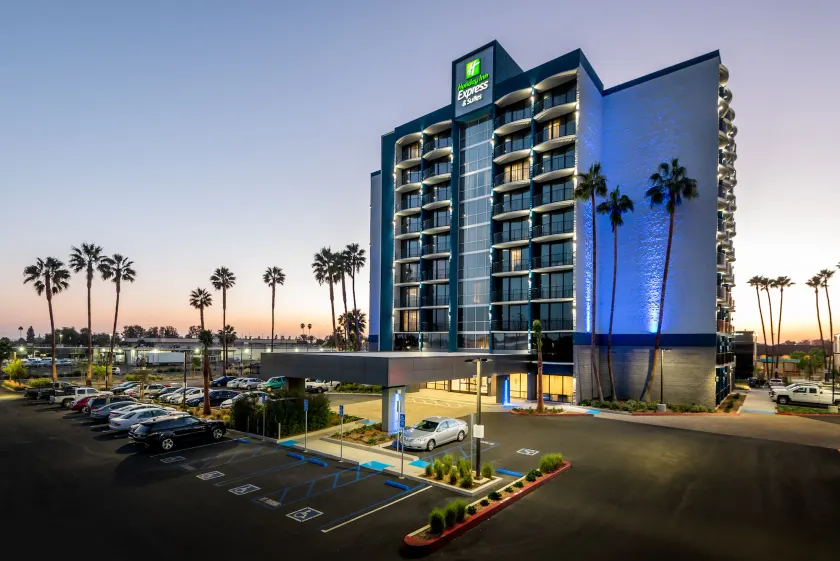 Holiday Inn Express & Suites Santa Ana - Orange County by IHG - Image 1