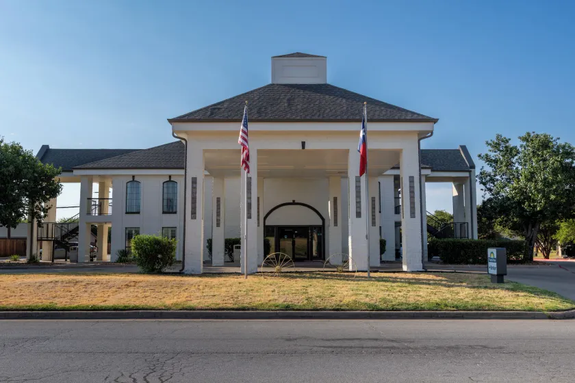 Days Inn by Wyndham Granbury - Image 1