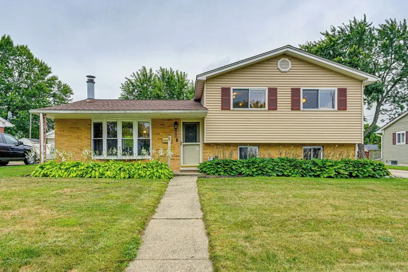 1 Mi to Dtwn: Suburban Home w/ Yard in Owosso - Image 1