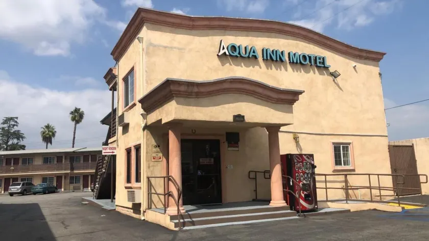Aqua Inn Motel - Image 1