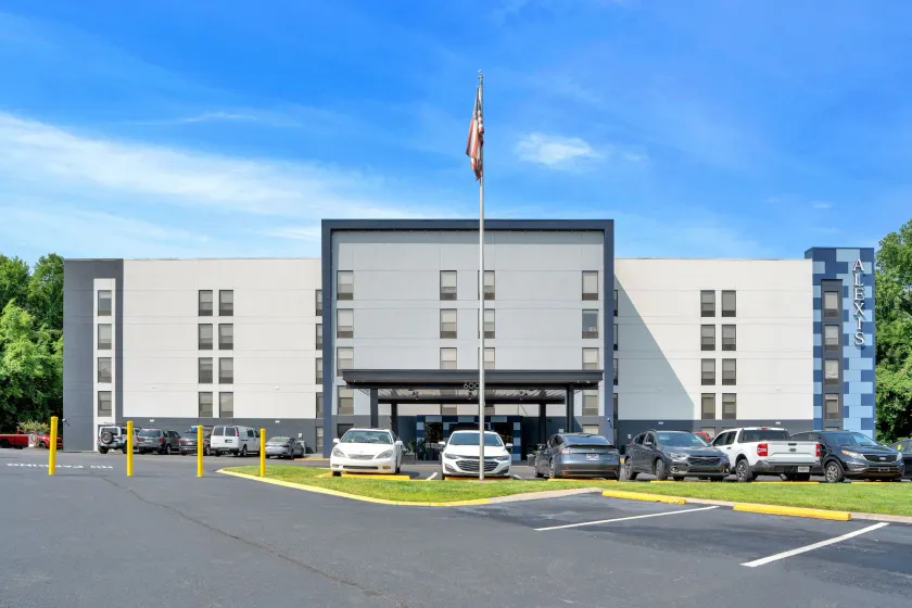 Alexis Inn and Suites Hotel - Image 1