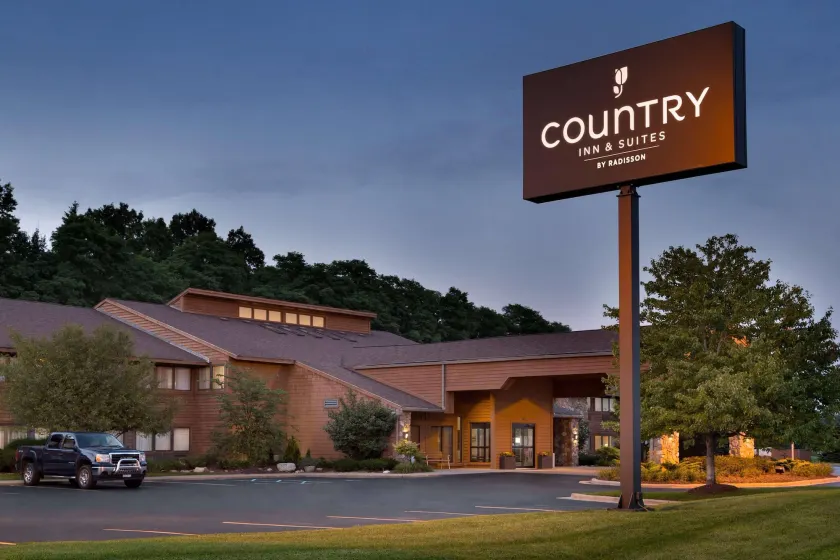 Country Inn & Suites by Radisson, Mishawaka - South Bend - Image 1