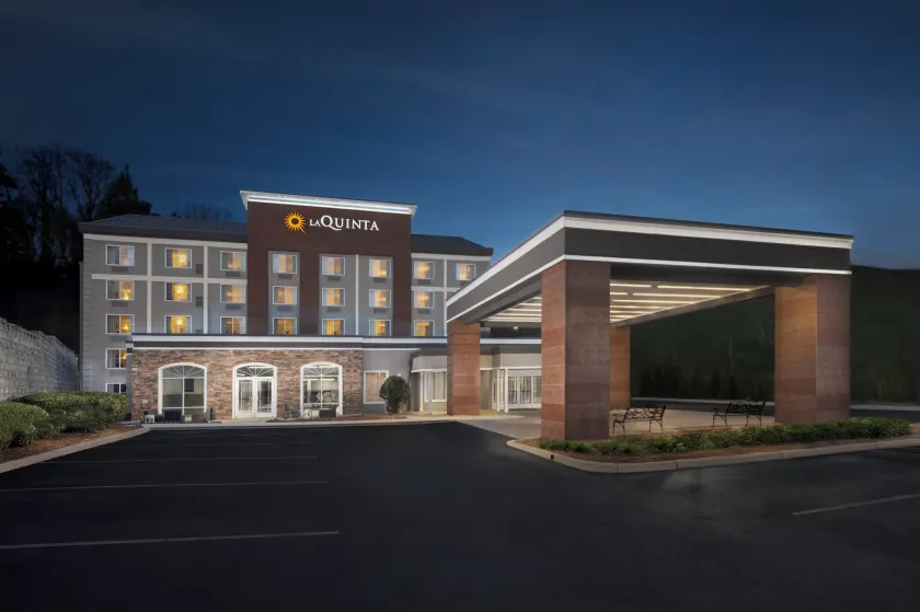 La Quinta Inn & Suites by Wyndham Downtown Asheville - Image 1