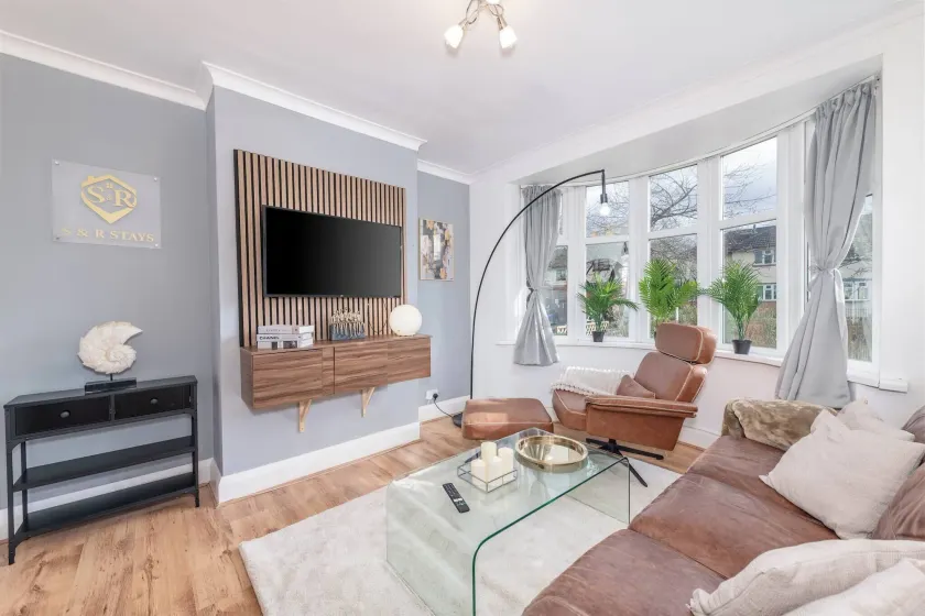 Charming 3-Bedroom Wolverhampton Home with Private Hot Tub - Image 1
