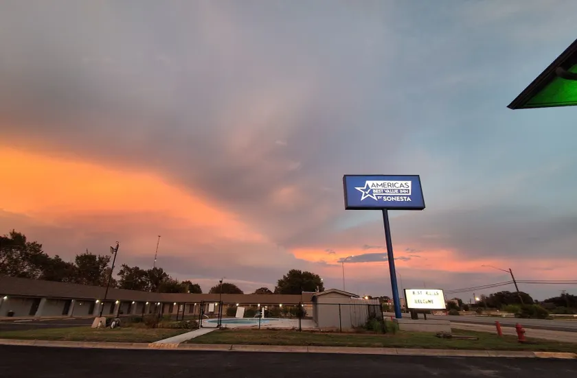 Americas Best Value Inn Giddings - Image 1